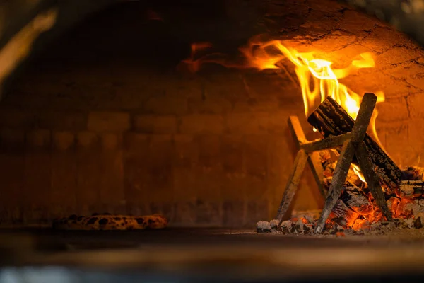 在石头烤箱里做意大利披萨 用剥皮法从炉子里取出4个奶酪披萨 — 图库照片