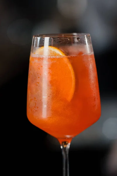 Aperol Cocktail Står Bardisken Restaurangen Väntar Servitören Och Kunden — Stockfoto