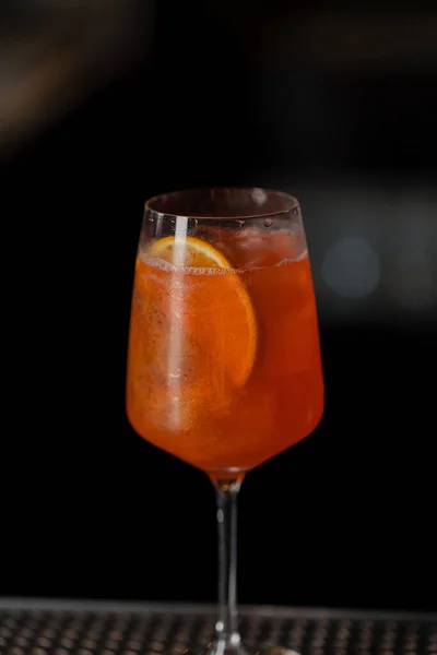 Aperol Cocktail Steht Auf Der Theke Restaurant Und Wartet Auf — Stockfoto