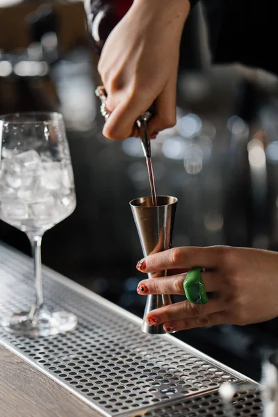 Närbild Processen Att Förbereda Cocktail Restaurang Med Shaker — Stockfoto