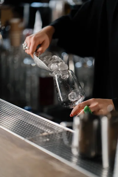 Nahaufnahme Der Prozess Der Zubereitung Eines Cocktails Restaurant Mittels Shaker — Stockfoto
