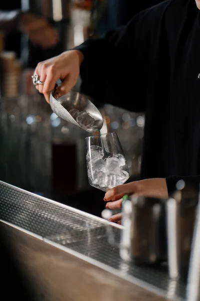 Nahaufnahme Der Prozess Der Zubereitung Eines Cocktails Restaurant Mittels Shaker — Stockfoto
