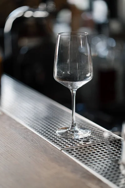 Yakın Plan Bir Bar Tezgahında Şarap Kokteyl Için Boş Bir — Stok fotoğraf