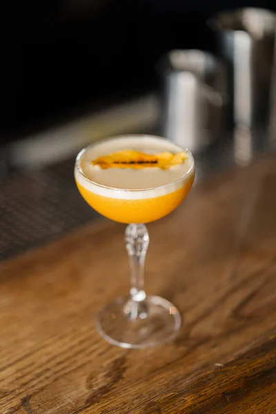 Primo Piano Cocktail Bicchiere Bancone Bar Alcool — Foto Stock