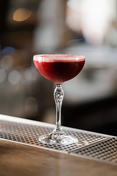 Close Cocktail Glass Bar Counter Alcohol — Stock Photo, Image