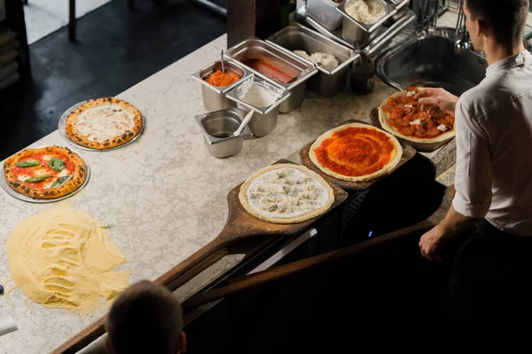 Ресторане Профессиональный Повар Готовит Пиццу Добавляет Соус Тесто Готовить Вкусные — стоковое фото