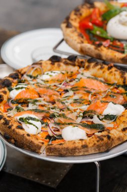 Teras. Sokaktaki balıklarla lezzetli bir pizza. Sokaktaki restoranda yemek.