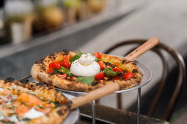 Teras - balıklı lezzetli pizza ve caddede margarita pizza, caddedeki bir restoranda yemek.