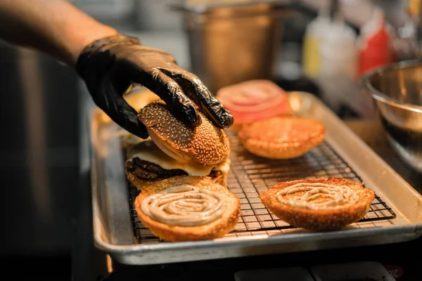 Processus Cuisson Des Hamburgers Chef Ajoutant Des Ingrédients Pain Dans — Photo