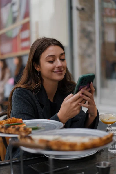 Sitzen Restaurant Sms Schreiben Auf Smartphones Freund Freundin Beim Date — Stockfoto