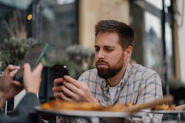 Een Restaurant Zitten Sms Smartphones Vriend Vriendin Date Browsen Mobiele — Stockfoto