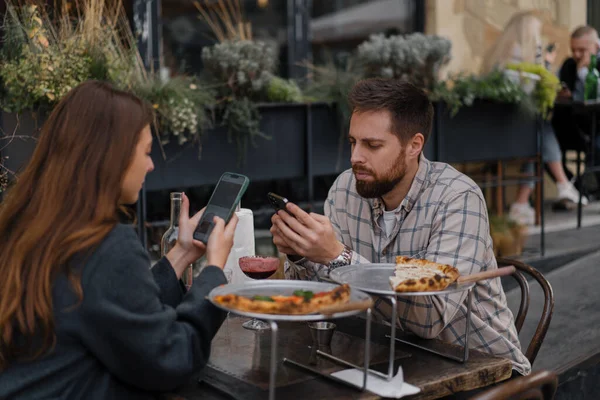 Sitting Restaurant Texting Smartphones Boyfriend Girlfriend Date Browsing Mobile Phone — Stock Photo, Image