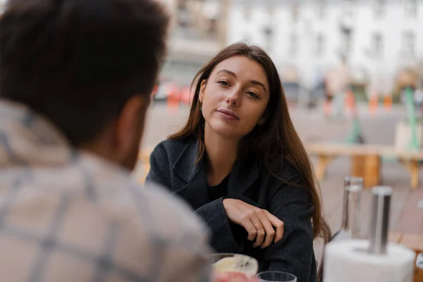 Date Mann Und Frau Sitzen Auf Der Terrasse Des Restaurants — Stockfoto