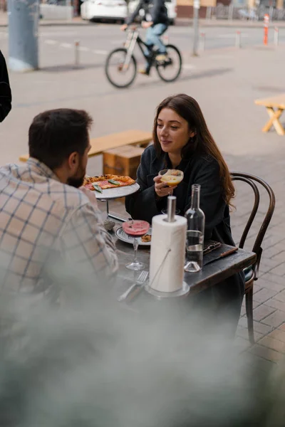Fecha Hombre Mujer Están Sentados Terraza Del Restaurante Pizza Cócteles — Foto de Stock