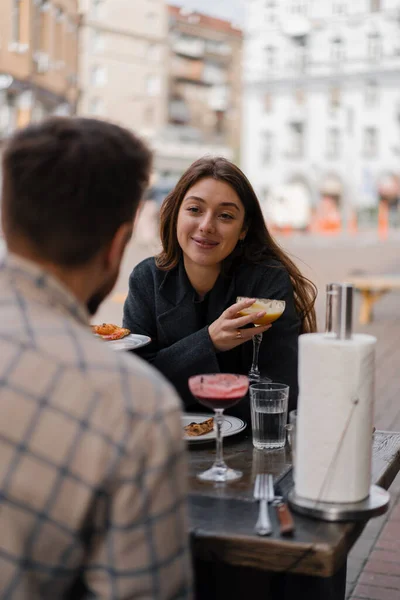 Fecha Hombre Mujer Están Sentados Terraza Del Restaurante Pizza Cócteles — Foto de Stock