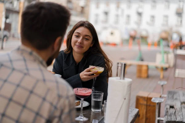Date Mann Und Frau Sitzen Auf Der Terrasse Des Restaurants — Stockfoto
