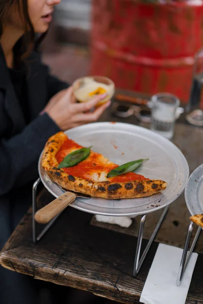 男の前でテーブルの上においしいジューシーなマルゲリータピザ 伝統的なイタリア料理 — ストック写真