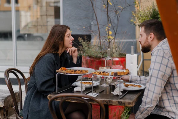 Date Man Woman Sitting Terrace Restaurant Pizza Cocktails — Stock Photo, Image