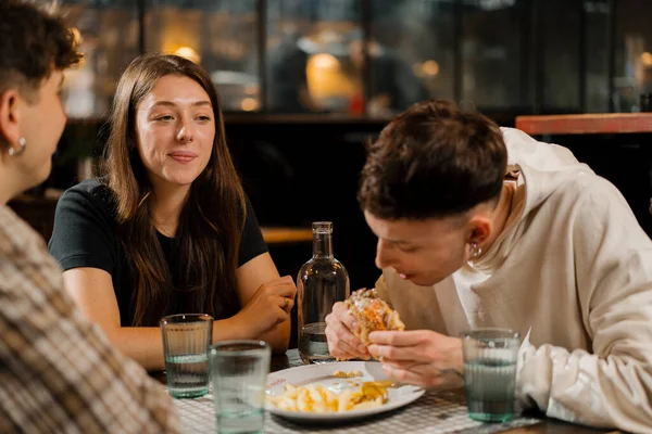 Grupo Amigos Conversando Uma Mesa Restaurante Comer Hambúrguer Batatas Fritas — Fotografia de Stock