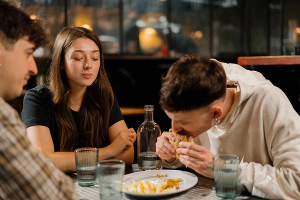 Grupo Amigos Conversando Uma Mesa Restaurante Comer Hambúrguer Batatas Fritas — Fotografia de Stock