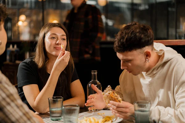 Gruppe Von Freunden Plaudert Einem Tisch Einem Restaurant Isst Burger — Stockfoto