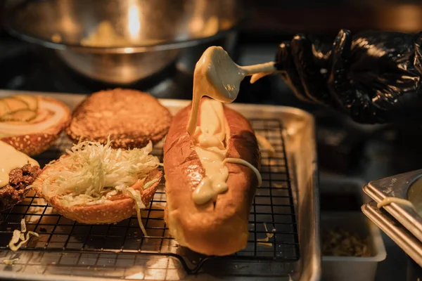 Nahaufnahme Der Prozess Der Zubereitung Eines Köstlichen Hot Dogs Der — Stockfoto