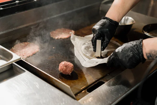 Chef Dans Cuisine Restaurant Fait Des Escalopes Pour Les Hamburgers — Photo