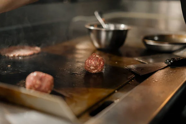 レストランのキッチンのシェフがハンバーガー用のカツレツを作ります スマッシュバーガーステーキ — ストック写真