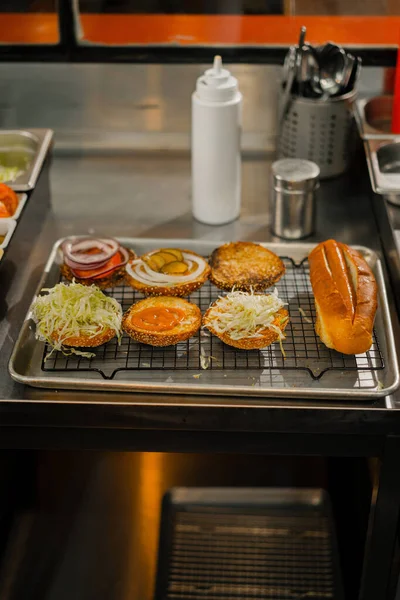 クローズアップ レストランのプロのキッチンでおいしいホットドッグを準備するプロセス — ストック写真