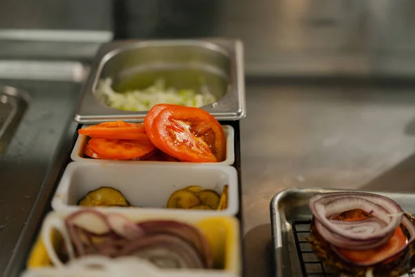 プロのキッチン カウンター上に食材を保存するための容器 — ストック写真