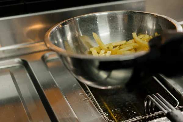 Närbild Matlagning Pommes Frites Ett Professionellt Kök Restaurang — Stockfoto