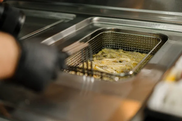 Крупный План Процесс Приготовления Картошки Фри Профессиональной Кухне Ресторана — стоковое фото