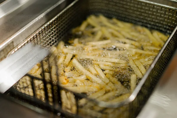 Närbild Matlagning Pommes Frites Ett Professionellt Kök Restaurang — Stockfoto