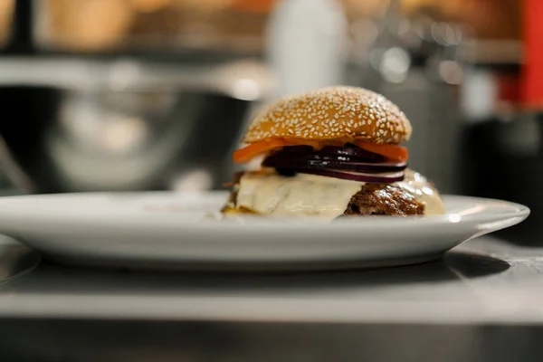Yakın Plan Restoranda Bir Masada Hamburger Arka Planda Bulanık Bir — Stok fotoğraf