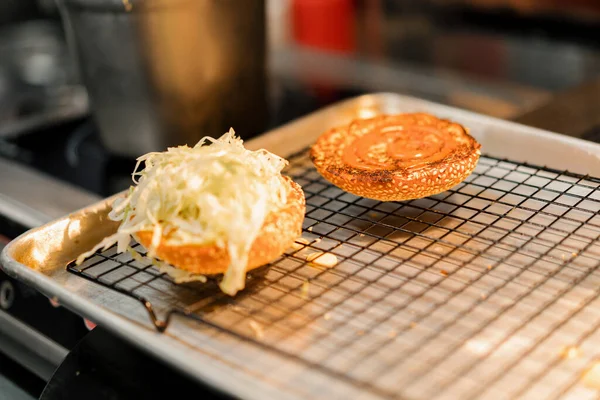 Hamburger Pişirme Süreci Aşçı Restoran Mutfağında Çöreğe Malzeme Ekliyor — Stok fotoğraf