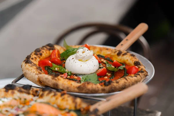Taras Pyszna Pizza Rybą Pizzą Margarita Ulicy Jedzenie Restauracji Ulicy — Zdjęcie stockowe