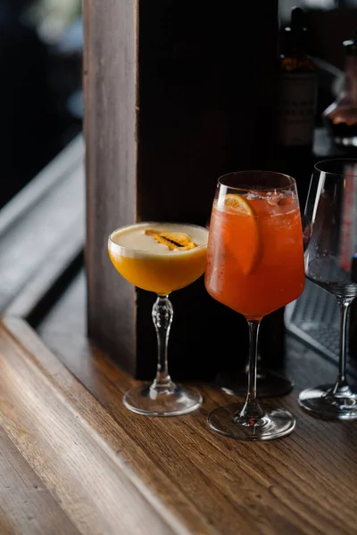 Närbild Cocktail Glas Bardisk Alkohol — Stockfoto