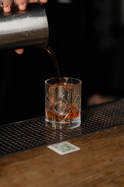 Κοντινό Πλάνο Κοκτέιλ Ένα Ποτήρι Στον Πάγκο Μπαρ Αλκοόλ — Φωτογραφία Αρχείου