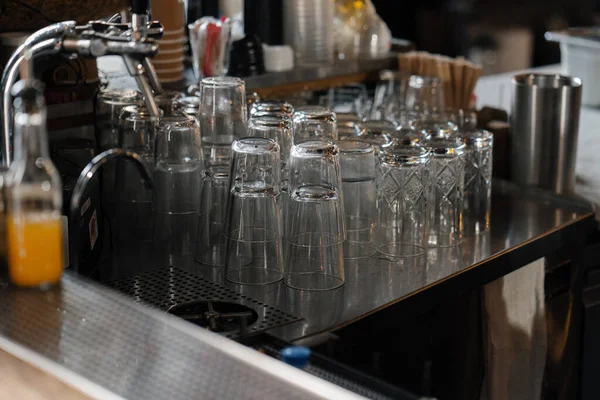 Yakın Plan Barın Üstündeki Bardakta Bir Fasulye Şarap Buzla Doludur — Stok fotoğraf