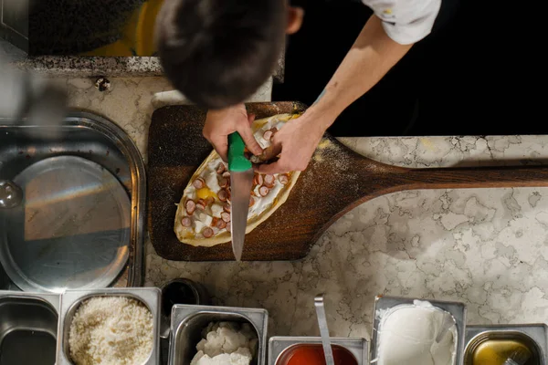 Профессиональный Повар Готовит Традиционную Пиццу Шеф Повар Добавляет Ингредиенты Небольшую — стоковое фото
