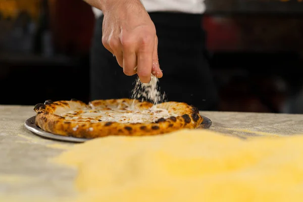 Proces Przygotowywania Pysznej Pizzy Profesjonalnej Kuchni Restauracyjnej — Zdjęcie stockowe