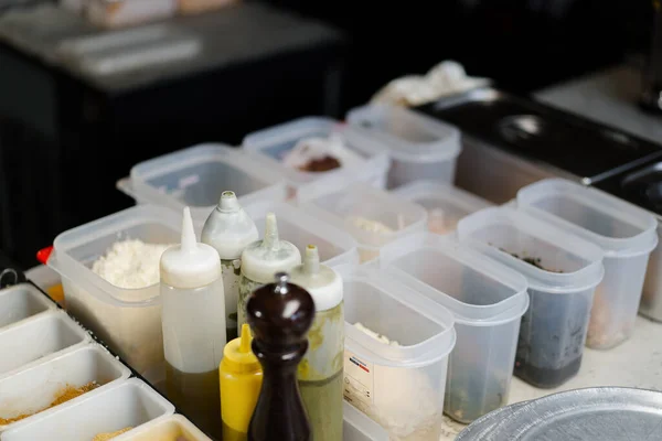 プロのキッチン カウンター上に食材を保存するための容器 — ストック写真