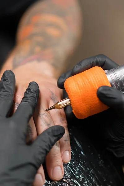 Mulher Tatuadora Faz Tatuagem Para Homem Seu Braço Estúdio Tatuagem — Fotografia de Stock