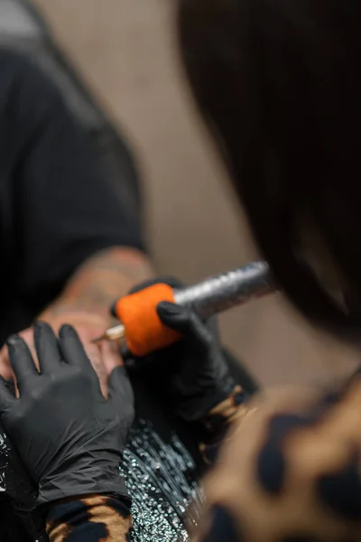 Mulher Tatuadora Faz Tatuagem Para Homem Seu Braço Estúdio Tatuagem — Fotografia de Stock
