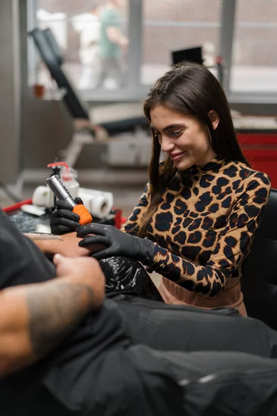 Woman Tattoo Artist Makes Tattoo Man His Arm Tattoo Studio — Stock Photo, Image