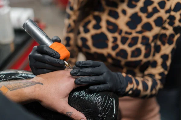 Kobieta Tatuaż Artysta Robi Tatuaż Człowieka Jego Ramieniu Studio Tatuażu — Zdjęcie stockowe