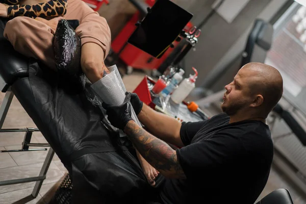 Tatuador Masculino Faz Uma Tatuagem Com Filme Para Cliente Uma — Fotografia de Stock