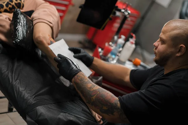 Male Tattoo Artist Pulls Tattoo Film Client Woman Session — Stock Photo, Image