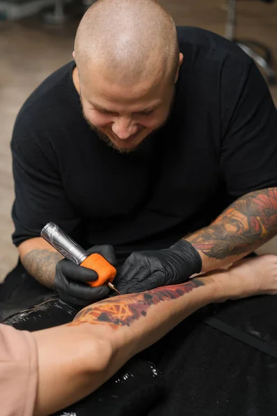 Close Processo Tatuar Uma Mulher Sua Perna Artista Tatuagem Masculina — Fotografia de Stock