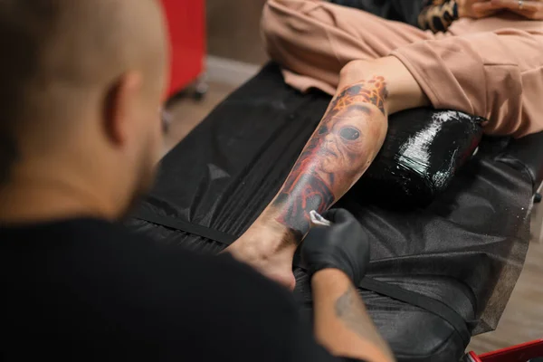 Tatuagem Com Alienígena Perna Mulher Durante Uma Sessão Correção Tatuagem — Fotografia de Stock